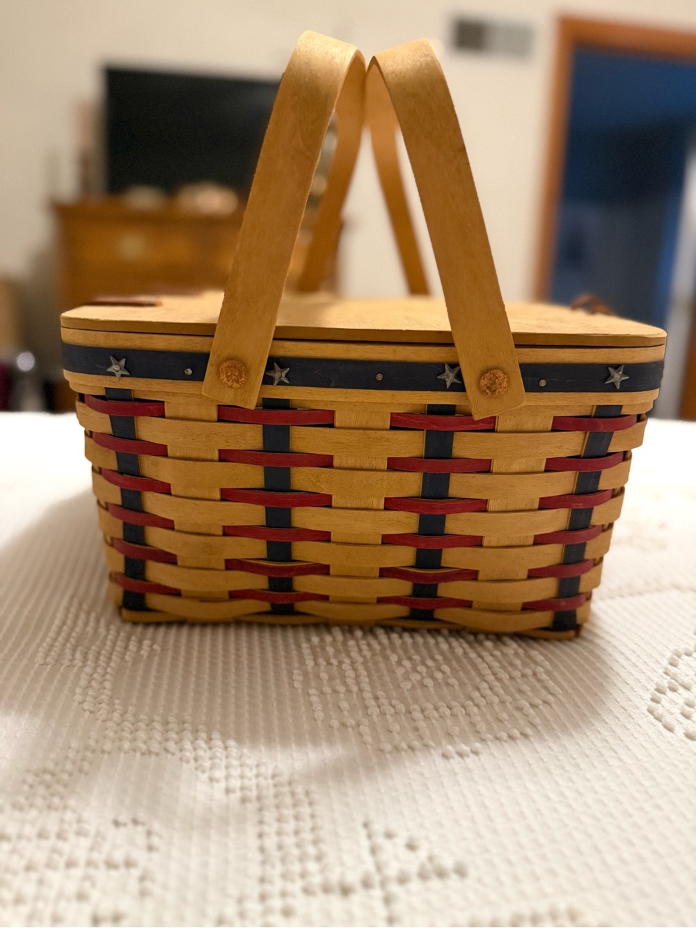Longaberger "Proudly American" Picnic Basket, 2004. - Picture 5 of 13